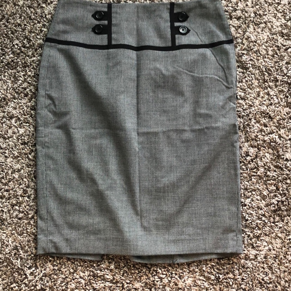 Adorable black/white pencil skirt